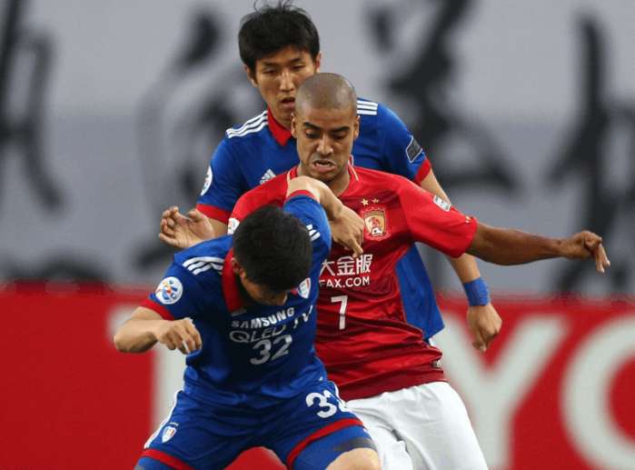 巴塞罗那训练开放日，赛后再遭质疑引欢呼，亚冠在即，赛季目标并未改变(明日之花罗琦经典片段合集回顾)